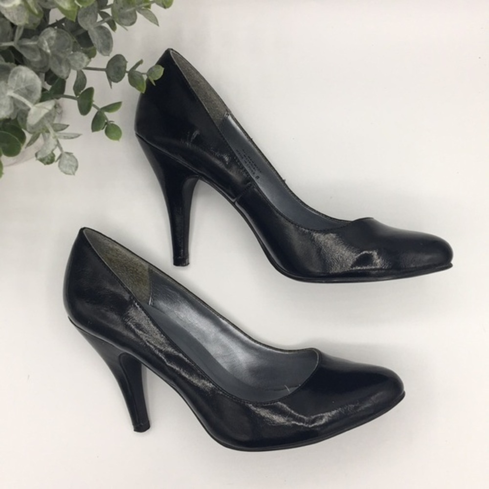 Now black faux patent leather pumps heels